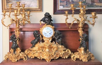 Каминные бронзовые часы с канделябрами Амуры золочение и патина Auguste Lemaire